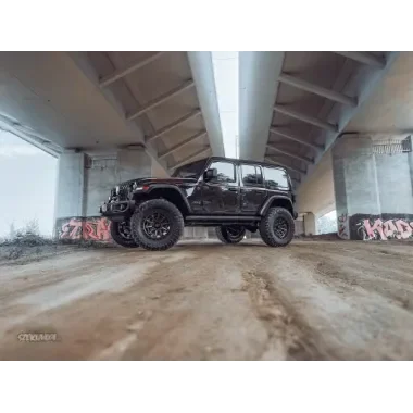 Modyfikacja Jeep Wrangler JL 4D z silnikiem 3,6 lift 3,5 cala Metalcloak